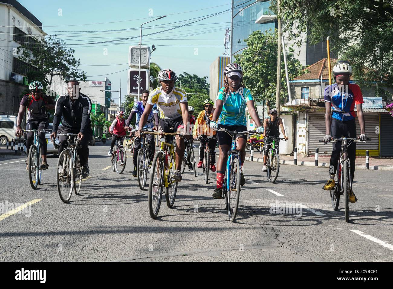 Nakuru, Kenia. Juni 2024. Radsportbegeisterte fahren in Nakuru, die sich für ein Bewusstsein für psychische Gesundheit und Umweltschutz im Vorfeld des World Bicycle Day 2024 einsetzen. (Foto: James Wakibia/SOPA Images/SIPA USA) Credit: SIPA USA/Alamy Live News Stockfoto