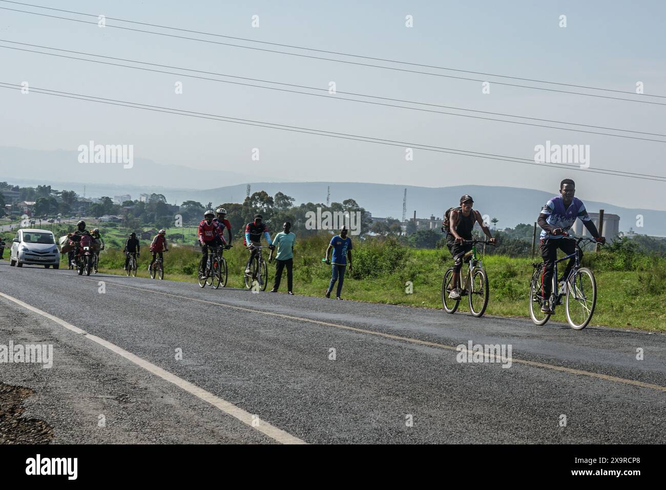 Nakuru, Kenia. Juni 2024. Radsportbegeisterte fahren in Nakuru, die sich für ein Bewusstsein für psychische Gesundheit und Umweltschutz im Vorfeld des World Bicycle Day 2024 einsetzen. (Foto: James Wakibia/SOPA Images/SIPA USA) Credit: SIPA USA/Alamy Live News Stockfoto