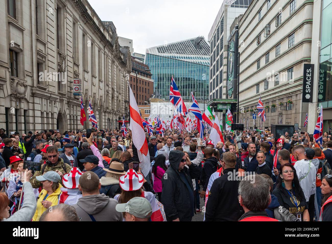 Unterstützer des Aktivisten Tommy Robinson und Gruppen wie die English Defence League versammelten sich in London zu einem protestmarsch gegen die zweistufige Polizeiarbeit Stockfoto