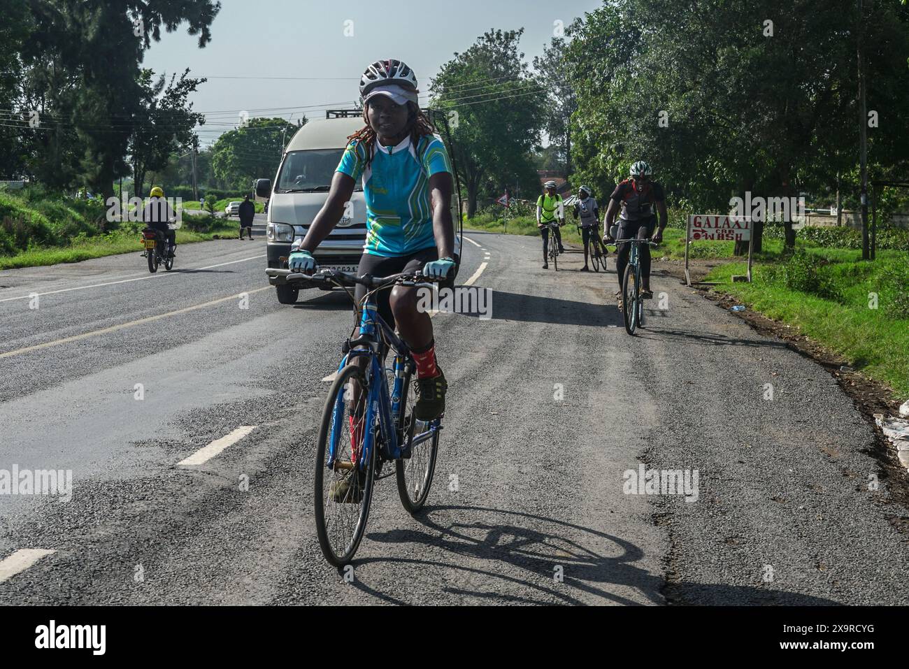 Nakuru, Kenia. Juni 2024. Radsportbegeisterte fahren in Nakuru, die sich für ein Bewusstsein für psychische Gesundheit und Umweltschutz im Vorfeld des World Bicycle Day 2024 einsetzen. (Foto: James Wakibia/SOPA Images/SIPA USA) Credit: SIPA USA/Alamy Live News Stockfoto