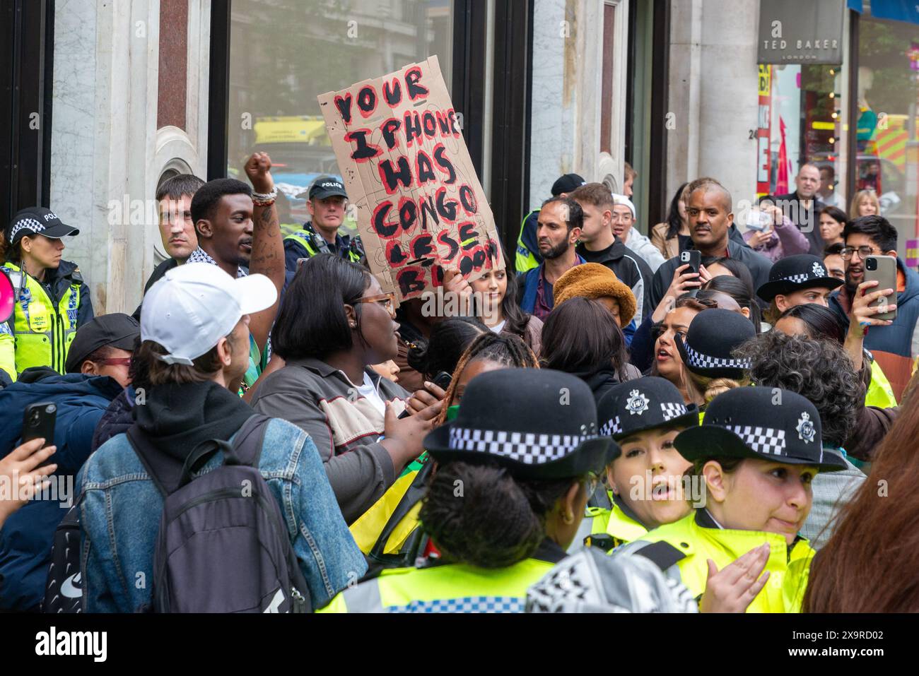 Demonstranten vor dem Apple Store in der Londoner Regent Street gegen den Kobaltabbau im Kongo mit mutmaßlicher Kinderarbeit und Todesfällen bei Bergleuten Stockfoto