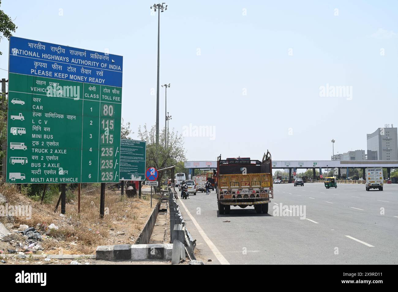 GURUGRAM, INDIEN – 2. JUNI: Die National Highways Authority of India (NHAI) wird die Mautgebühren am Kherki Daula mautplatz am National Highway-48 in der Nähe des Cloverleaf Interchange am 2. Juni 2024 in Gurugram, Indien, erhöhen. (Foto: Parveen Kumar/Hindustan Times/SIPA USA ) Stockfoto