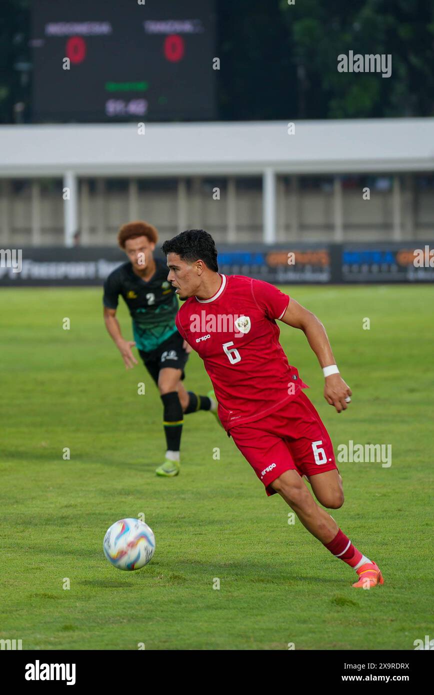 Jakarta, Indonesien, 02. Juni 2024 RAGNAR ANTHONIUS MARIA ORATMANGOEN Dribbling während des indonesischen TRAININGS gegen Tansania im Madya Stadion am 02. Juni 2024 in Jakarta Indonesien, Credit Shaquille Fabri/Alamy Stockfoto