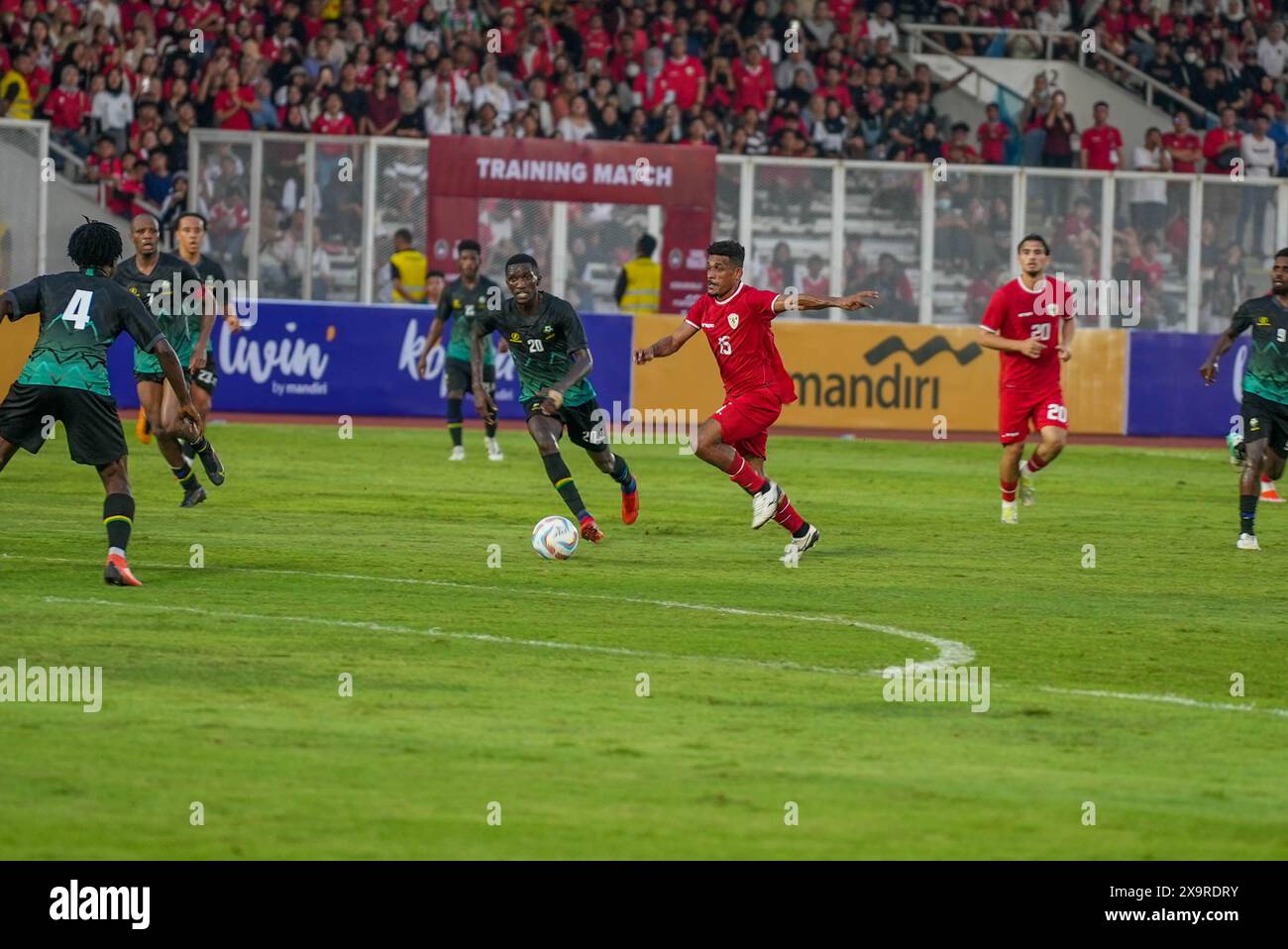 Jakarta, Indonesien, 02. Juni 2024 RICKI KAMBUAYA trat am 2. Juni 2024 in Jakarta Indonesien bei einem TRAININGSSPIEL Indonesiens gegen Tansania im Madya Stadion (Stadion Madya) in der Credit Shaquille Fabri/Alamy mit YUSUPH-VERBÜNDETEN KAGOMA an Stockfoto