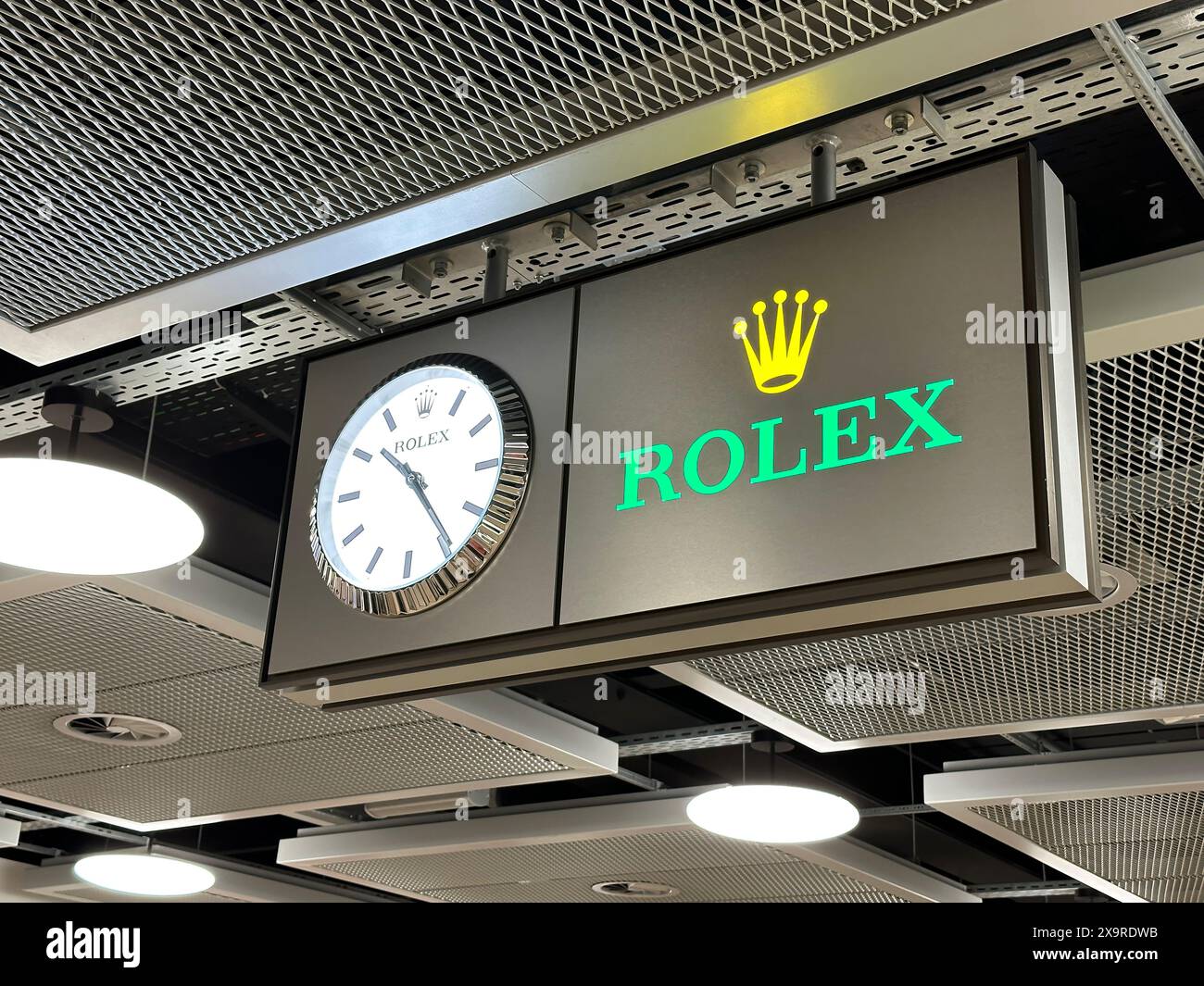 Genf, Schweiz - 16. Januar 2023: Rolex-Logo in Genf. Rolex SA ist ein Schweizer Uhrendesigner und -Hersteller mit Sitz in Genf, Stockfoto
