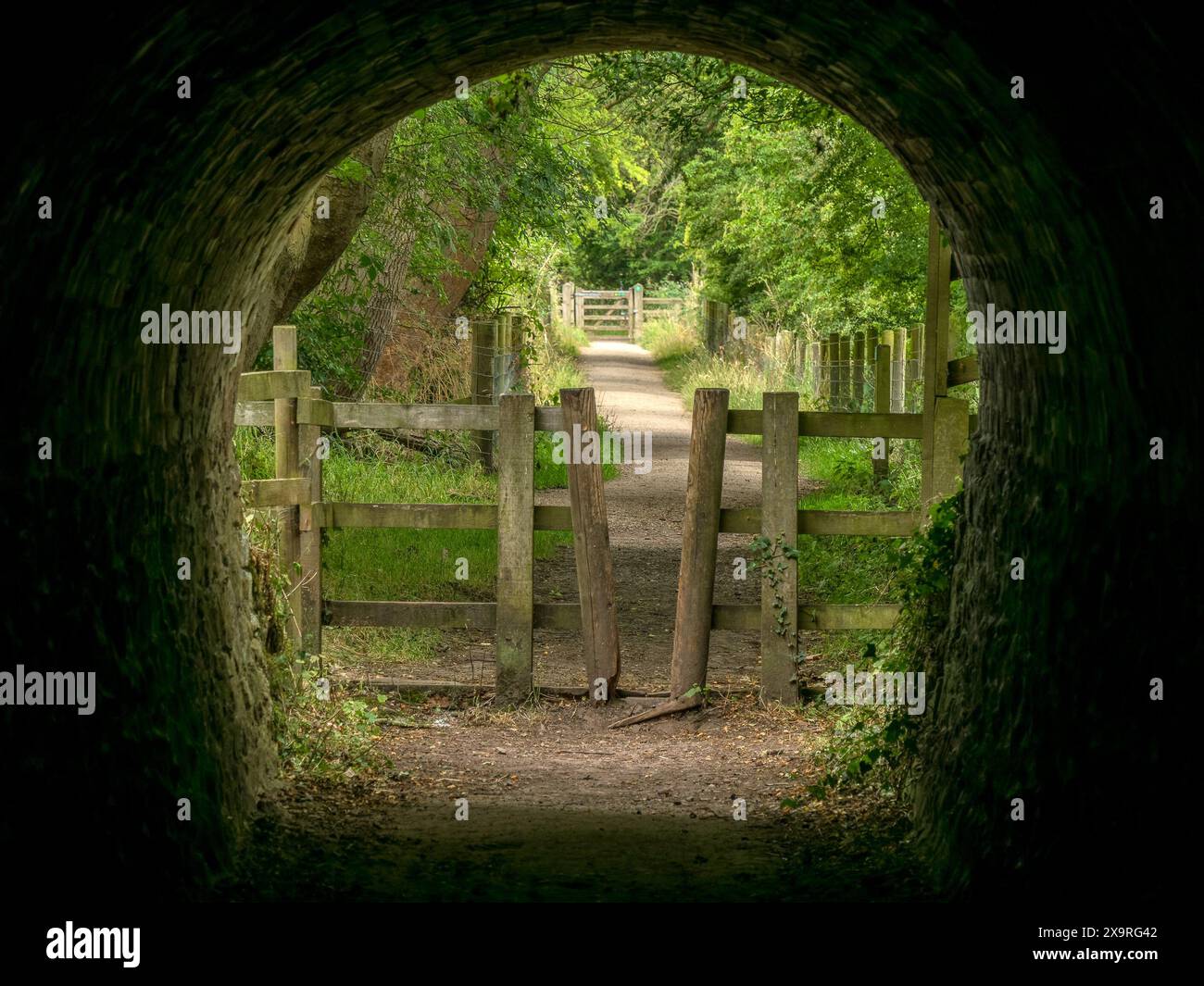 Verlassen Sie die Straßenbahnhaltestelle, den steingesäumten Tunnel, Fußweg und Radweg, Ticknall Limeyards, Derbyshire, England, Großbritannien Stockfoto