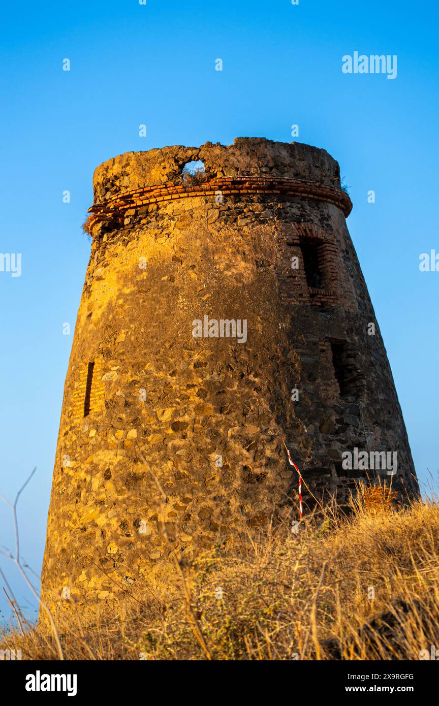 Sonnenaufgang über dem Mittelmeer. Der historische Torre Vigia de Cerro Gordo, ein Wachturm, der nach allen marodierenden Piraten Ausschau hält. La Herradura, Andulasien, Sout Stockfoto