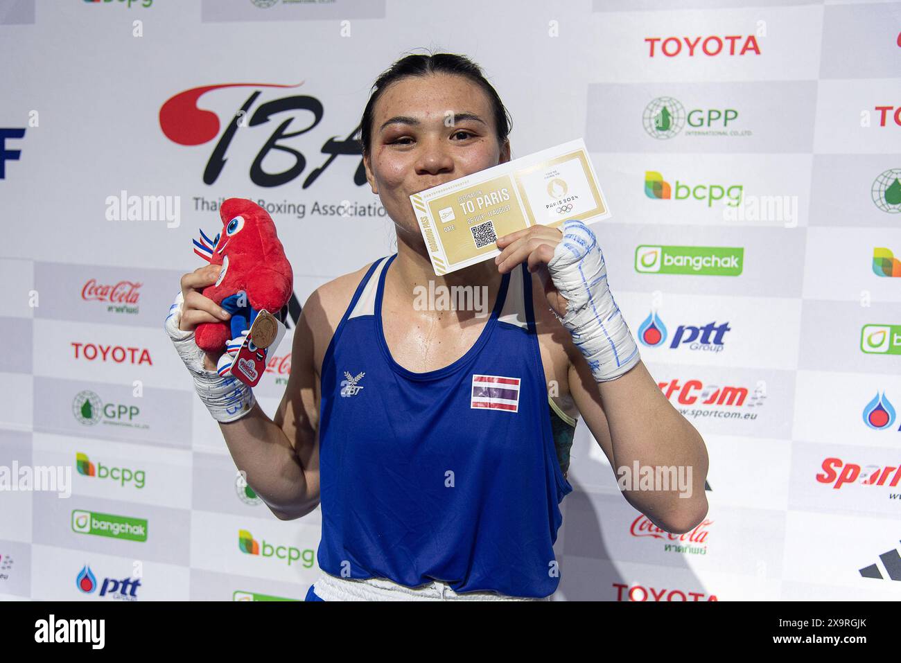 Bangkok, Thailand. Juni 2024. Baison Manikon aus Thailand feiert, nachdem er Melissa Gemini (nicht auf Bildern) aus Italien während des 2. WM-Qualifikationsturniers im Indoor-Stadion Huamark gewonnen hat. Baison Manikon aus Thailand erhielt bei den Olympischen Spielen 2024 in Paris eine Quote von 75 kg, nachdem er Melissa Gemini aus Italien gewonnen hatte. (Foto: Peerapon Boonyakiat/SOPA Images/SIPA USA) Credit: SIPA USA/Alamy Live News Stockfoto