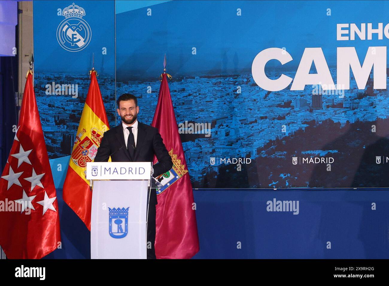 Madrid, Spanien, 02/06/2024 Nacho Fernandez Iglesias, Bürgermeister von Madrid, José Luis Martínez-Almeida, in Begleitung von Mitgliedern des Regierungsteams und Vertretern der Gemeindegruppen, empfängt im Palacio de Cibeles die Spieler, technische und Management-Teams des Real Madrid Club de Fútbol für ihren neuen Titel als Champions der UEFA Champions League 2024. Quelle: Hazhard Espinoza Vallejos/Alamy Live News Stockfoto