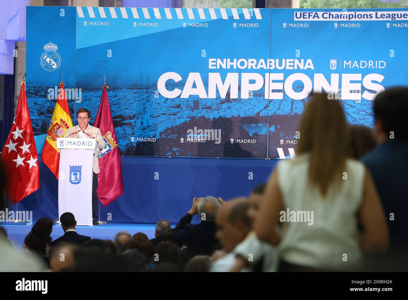 Madrid, Spanien, 06/2024 der Bürgermeister von Madrid, José Luis Martínez-Almeida, empfängt in Begleitung von Mitgliedern des Regierungsteams und Vertretern der Gemeindegruppen im Palacio de Cibeles die Spieler, technische und Management-Teams des Real Madrid Club de Fútbol für ihren neuen Titel als Champions der UEFA Champions League 2024. Quelle: Hazhard Espinoza Vallejos/Alamy Live News Stockfoto