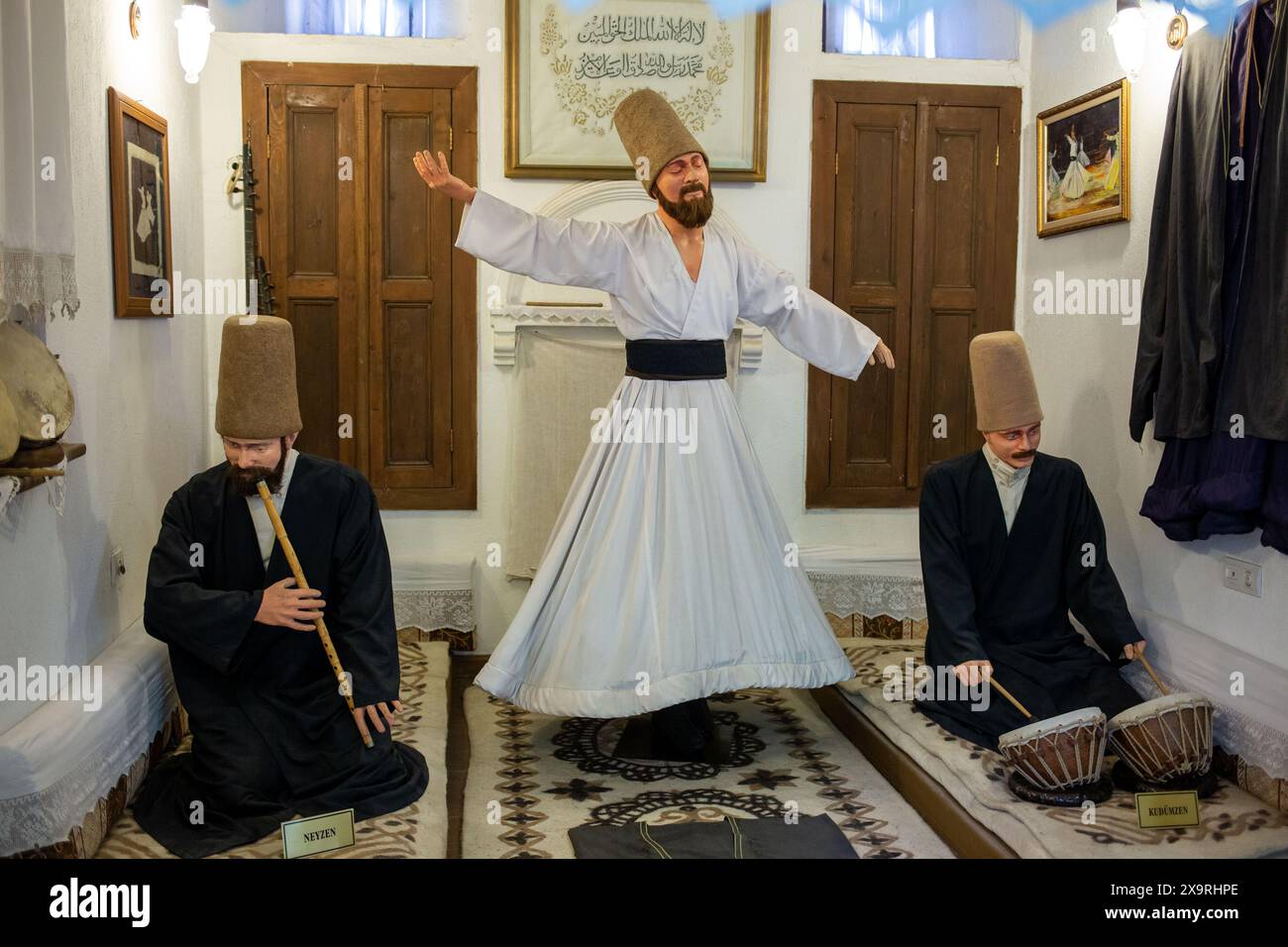 31. Mai 2024: Afyonkarahisay, Türkei, 1. Juni 2024: Wachsfiguren in der Sultan Divani Mevlevi Lodge. Die Gründung der Sultan Divani Mevlevi Lodge, einer der ersten Mevlevi Logen in Anatolien, geht auf das 13. Jahrhundert zurück. Afyonkarahisar Mevlevi Lodge, besonders im 16. Jahrhundert. Es wurde zu einem sehr wichtigen Zentrum für den Mevlevi-Orden während der Zeit von Sultan DÃ®VÃ¢nÃ®, einem der Enkelkinder der siebten Generation von Mevlana. (Kreditbild: © Tolga Ildun/ZUMA Press Wire) NUR REDAKTIONELLE VERWENDUNG! Nicht für kommerzielle ZWECKE! Stockfoto