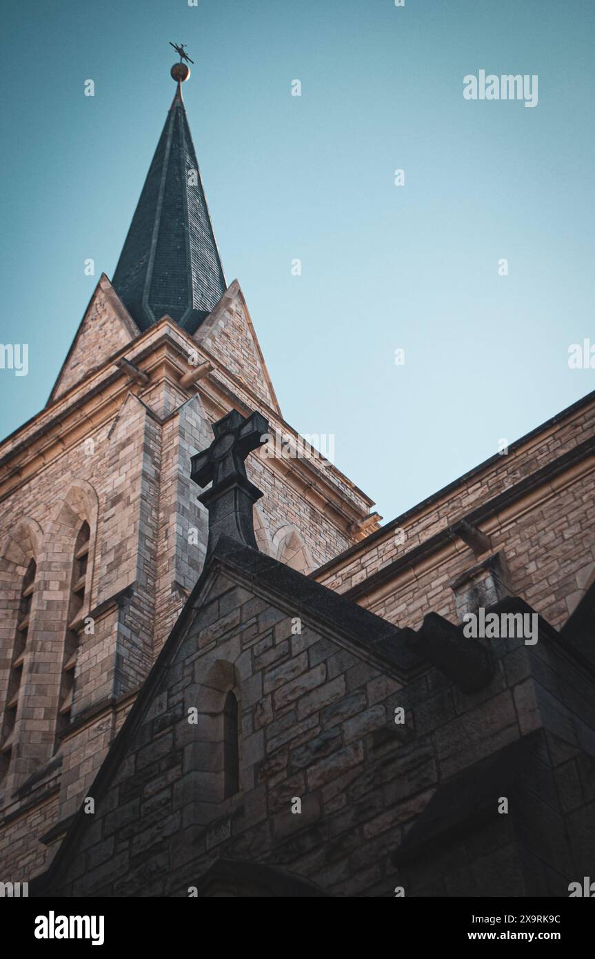 Kathedrale von San Carlos de Bariloche, „Nuestra Señora del Nahuel Huapi“, die ihre gotische Architektur zeigt. Stockfoto