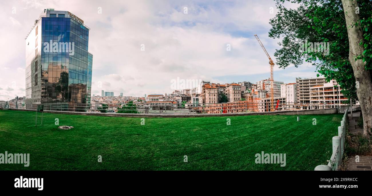 Eine grüne Panoramaanlage nur wenige Meter vom Taksim-Platz in Istanbul entfernt Stockfoto