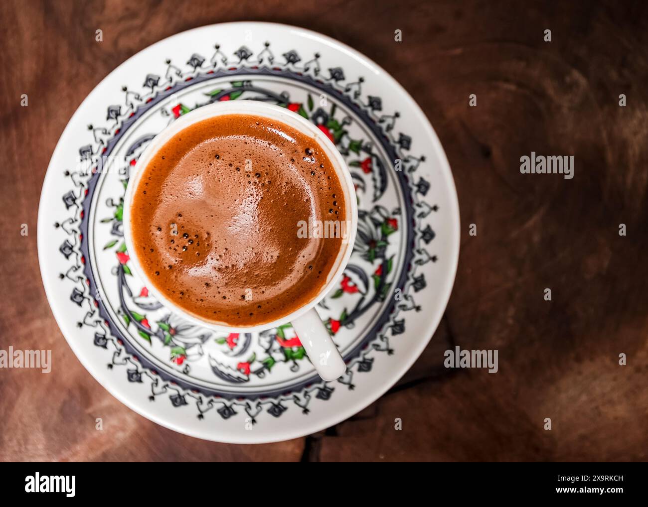 Der typisch türkische Kaffee wird in einer Porzellanschale serviert, die von türkischen Meistern bemalt wurde Stockfoto