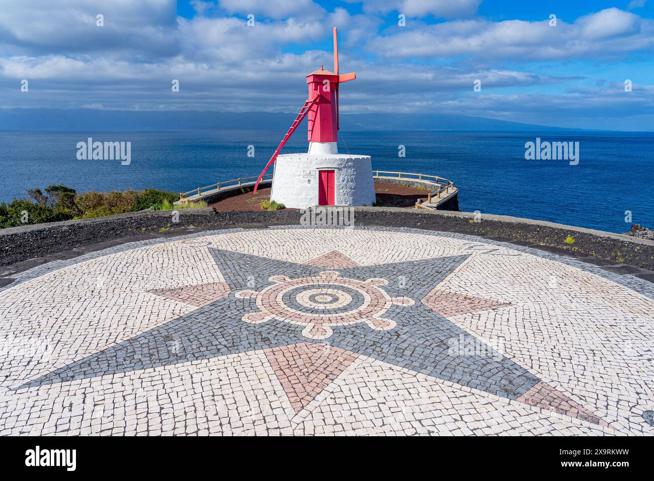 Windmühle mit einzigartigen Merkmalen aus der asoreanischen Gemeinde Urzelina. São Jorge-Insel Azoren-Portugal. Stockfoto