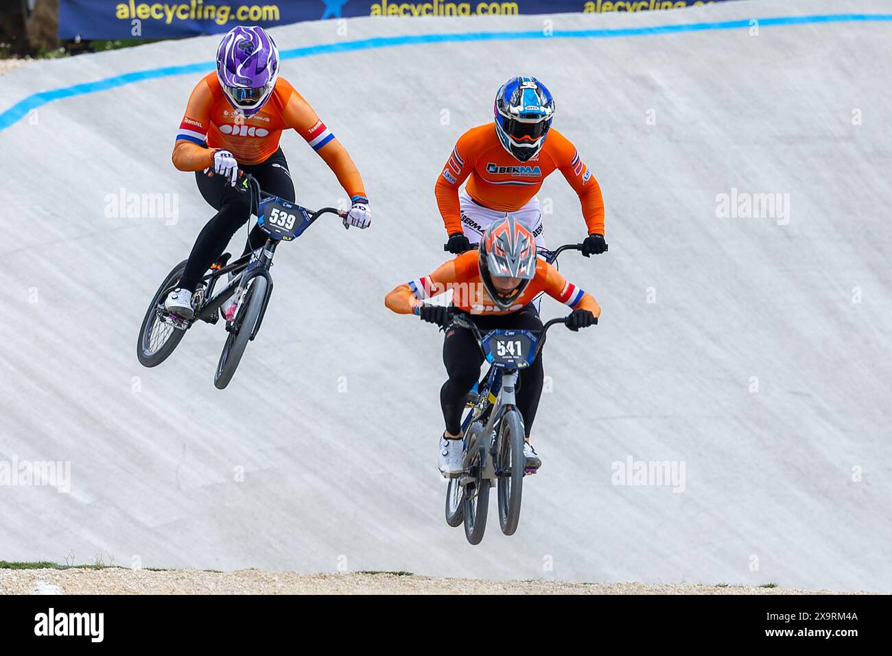 Verona, Italien. Juni 2024. VERONA, ITALIEN - 2. JUNI: Jay Schippers aus den Niederlanden, Julian Bijsterbosch aus den Niederlanden und Jason Noordam aus den Niederlanden während des 2. Tages der UEC BMX Europameisterschaft 2024 am 2. Juni 2024 in Verona, Italien. (Foto: Nico van Dartel/BSR Agency) Credit: BSR Agency/Alamy Live News Stockfoto