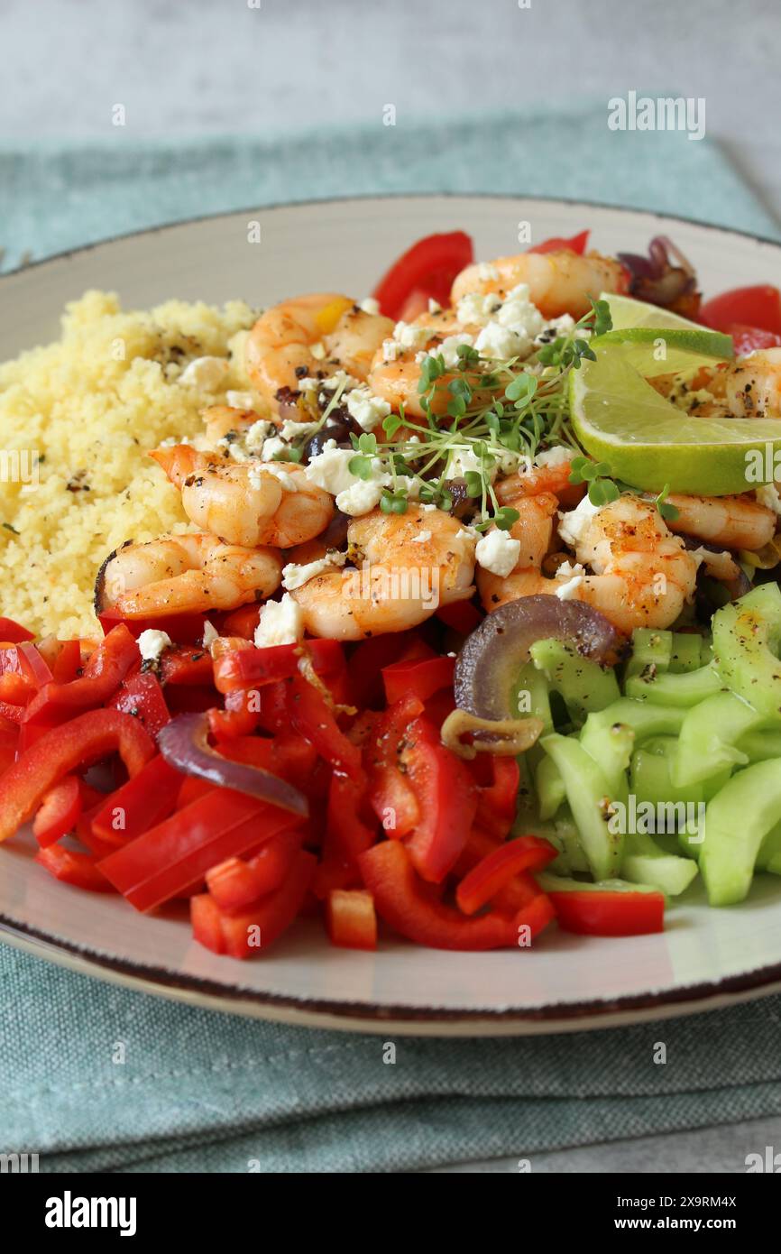 Bunte Couscous Schüssel mit Garnelen und frischem Gemüse Stockfoto