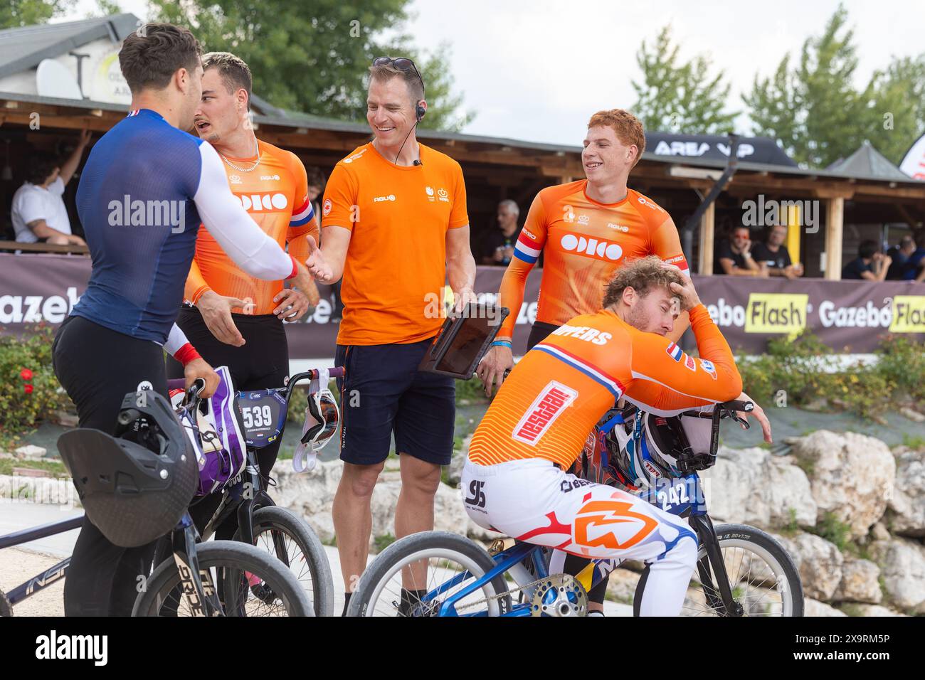 Verona, Italien. Juni 2024. VERONA, ITALIEN - 2. JUNI: Jay Schippers aus den Niederlanden, Julian Bijsterbosch aus den Niederlanden und Jason Noordam aus den Niederlanden während des 2. Tages der UEC BMX Europameisterschaft 2024 am 2. Juni 2024 in Verona, Italien. (Foto: Nico van Dartel/BSR Agency) Credit: BSR Agency/Alamy Live News Stockfoto