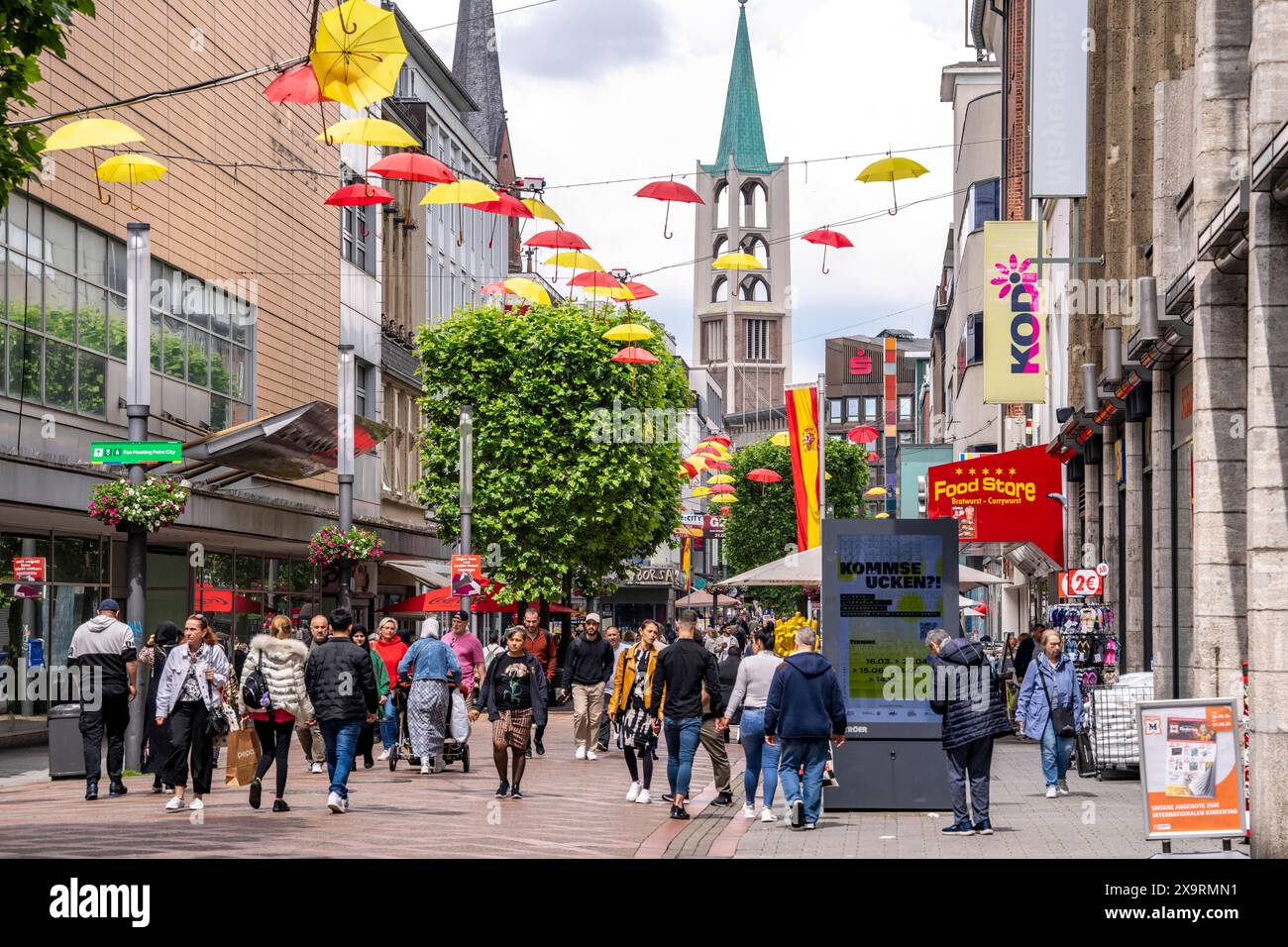 Die Innenstadt von Gelsenkirchen, Bahnhofstraße, Fußgängerzone, Einkaufsstraße, Geschäfte, Turm der Evangelischen Altstadtkirche, NRW, Deutschland, Stadt Gelsenkirchen *** das Stadtzentrum von Gelsenkirchen, Bahnhofstraße, Fußgängerzone, Einkaufsstraße, Geschäfte, turm der Evangelischen Altstadtkirche, NRW, Deutschland, Stadt Gelsenkirchen Stockfoto