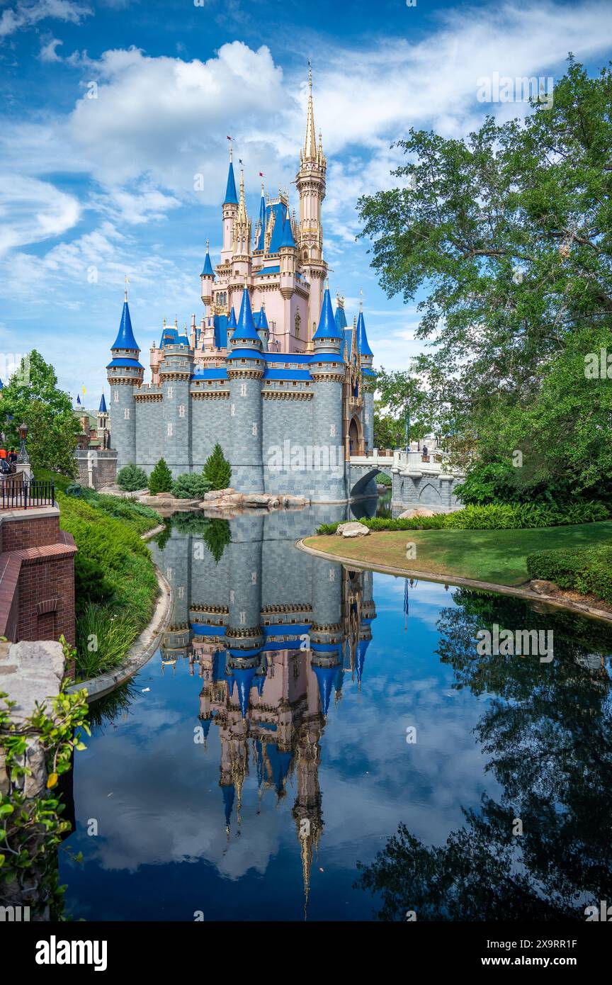 Seitlicher Blick auf das Schloss Cinderella in Disney World mit einer Wasserspiegelung Stockfoto
