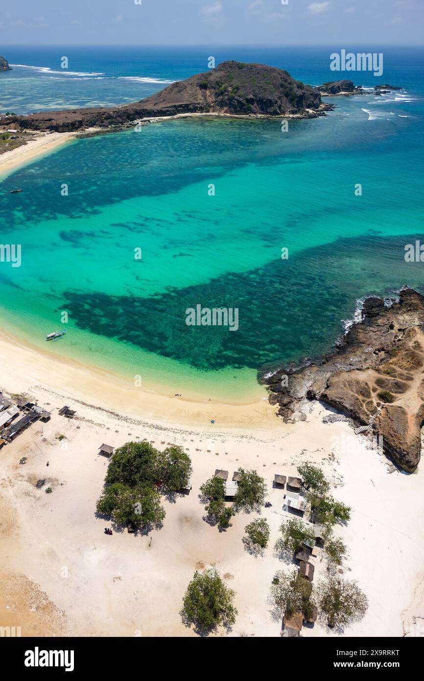 Blick aus der Vogelperspektive auf einen spektakulären tropischen Sandstrand und das warme Meer (Tanjung aan, Lombok, Indonesien) Stockfoto