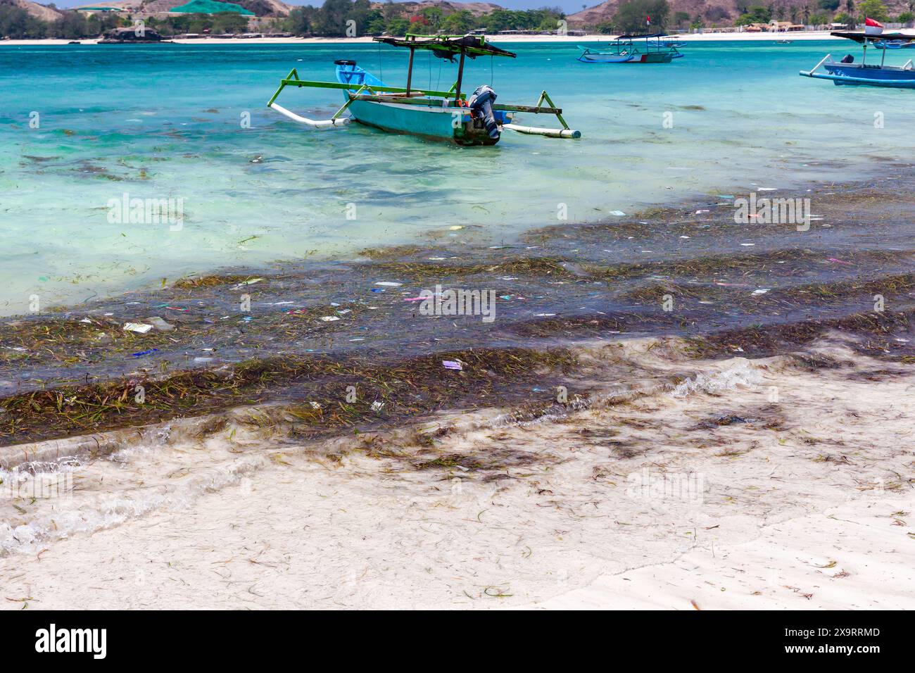 Schwimmender Müll auf dem Meer vor einem tropischen Strand (Indonesien) Stockfoto