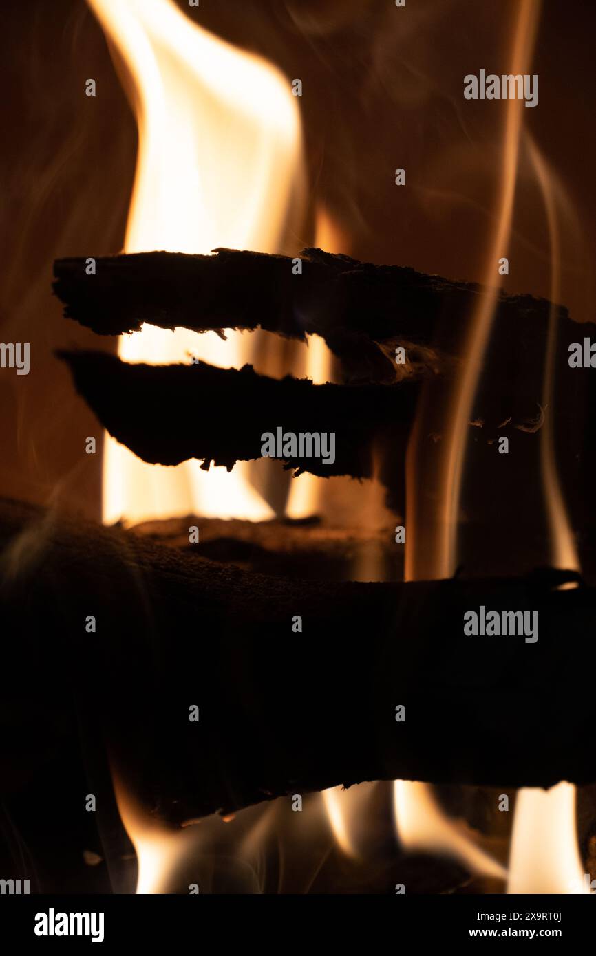 Abstraktes Feuerfoto im Hintergrund mit starkem Kontrast. Stockfoto