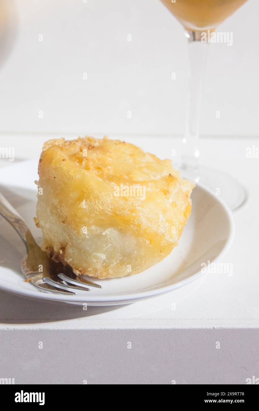 Frito de huevo, traditionelle Eierkroketten-Tapa aus Pamplona, Spanien. Selektiver Fokus Stockfoto