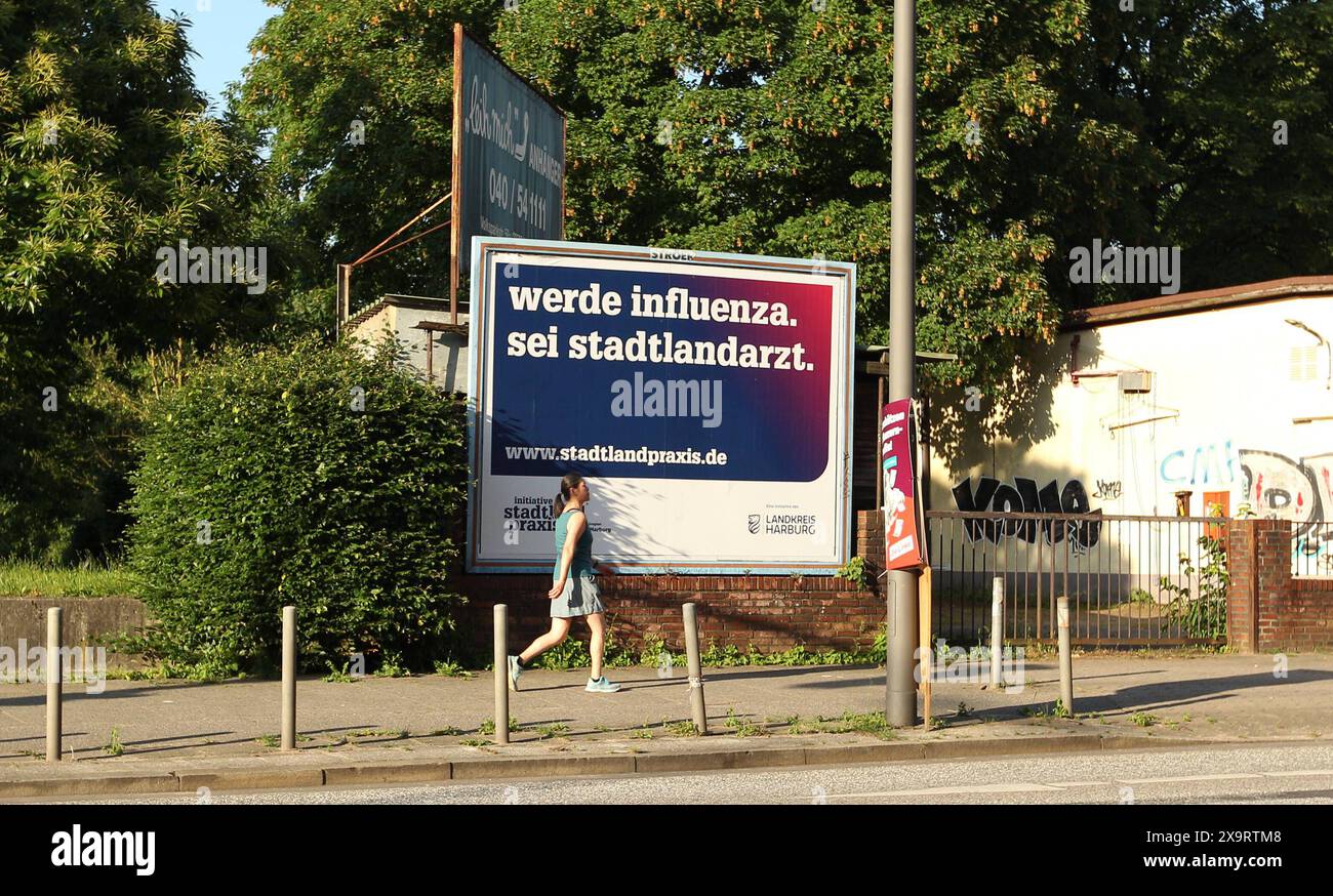 Anzeige der Initiative stadtlandpraxis auf einer stationären Werbetafel. Der Verbund aus Kreisverwaltung, den Kreiskrankenhäusern, Hausärzten und Kassenärztlicher Vereinigung bietet interessierte Ärzten Unterstützung an, die Interesse an der Eröffnung einer Hausarztpraxis haben. Eppendorf Hamburg *** Werbung für die Initiative stadtlandpraxis auf einer stationären Plakatwand der Verband der Bezirksverwaltung, der Bezirksspitäler, des Hausarztverbandes und des Verbandes der Kassenärzte bietet Ärzten, die an der Eröffnung einer Praxispraxis Eppendorf Hamburg interessiert sind, Unterstützung Stockfoto