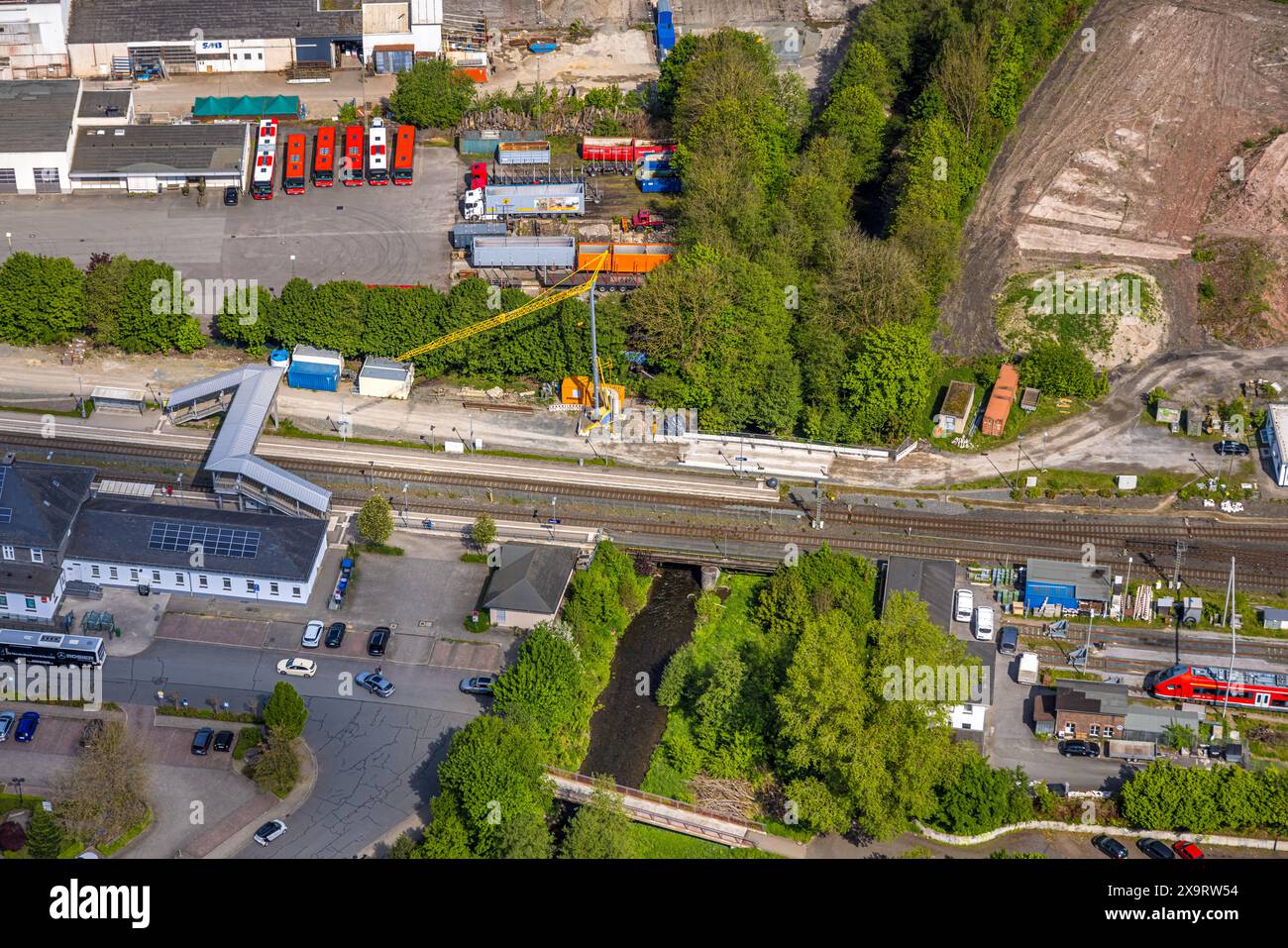 Luftaufnahme, Bahnhof Bestwig, Deutsche Bahn AG, Baustelle mit Baukran, überdachter Fußgängerübergang, Bestwig, Sauerland, Stockfoto