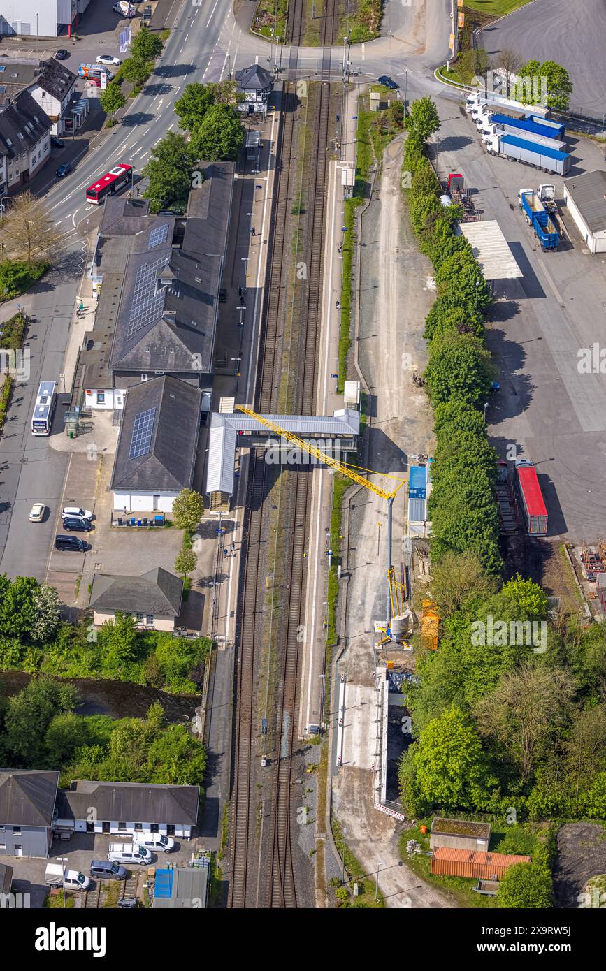 Luftaufnahme, Bahnhof Bestwig, Deutsche Bahn AG, Baustelle mit Baukran, überdachter Fußgängerübergang, Bestwig, Sauerland, Stockfoto