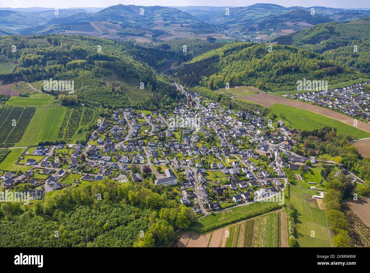 Luftaufnahme, bewaldete Hügellandschaft, Berge und Täler, Wohngebiet, Blick auf Ostwig, Bestwig, Sauerland, Nordrhein-Westfalen, Deutschland Stockfoto