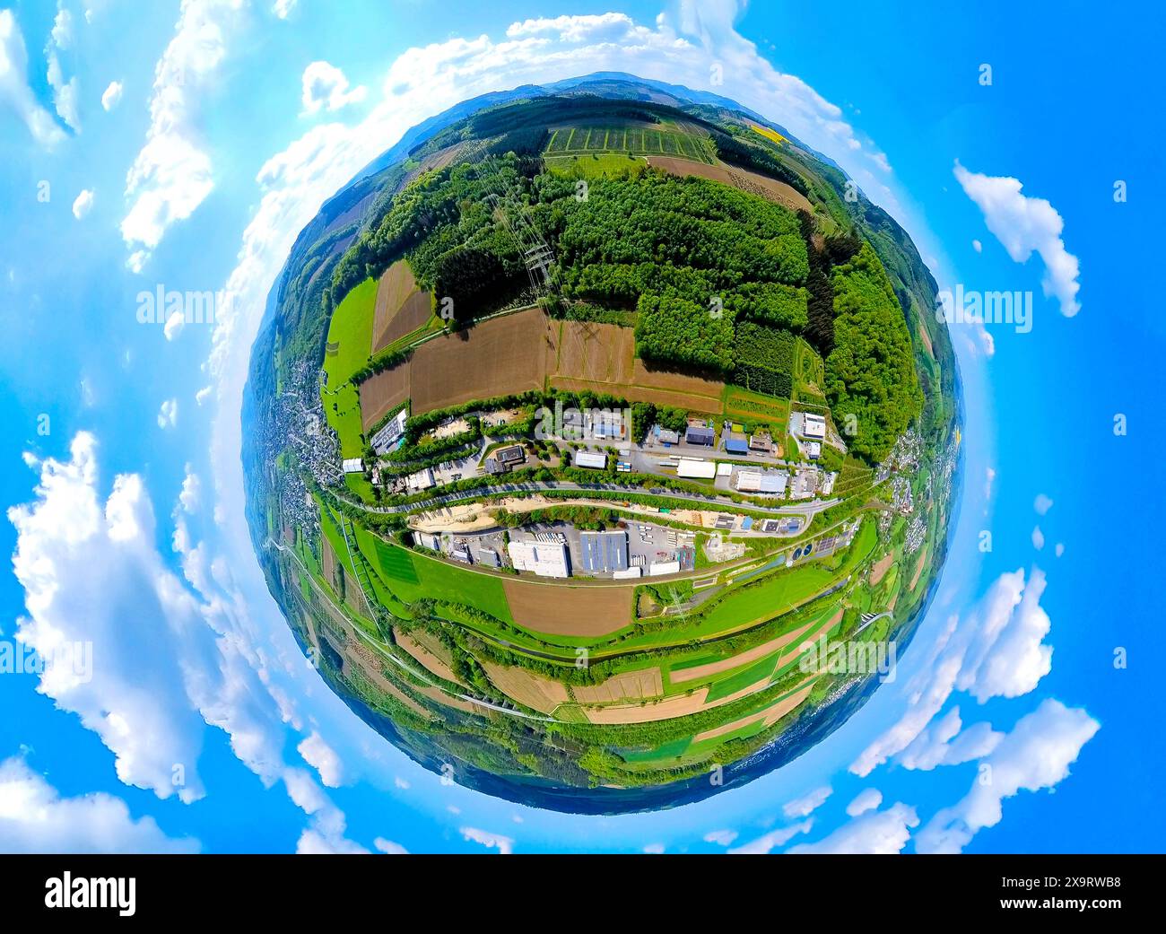 Luftaufnahme, Industriegebiet im Öhler, Logistikzentrum Spediiton Häger, hügelige Landschaft, Waldfläche und Wiesen und Felder, Luchtmücke, Globus, Stockfoto