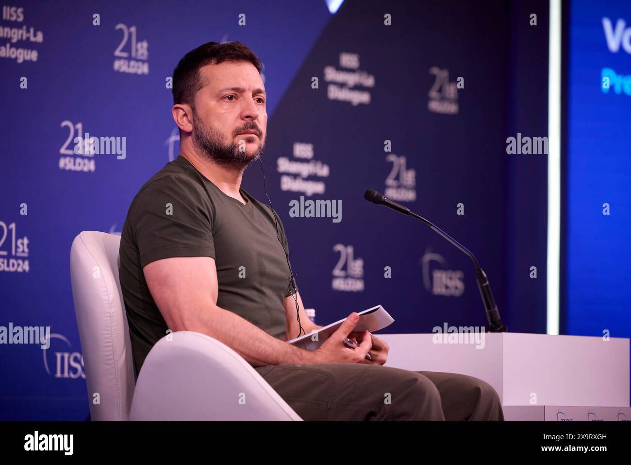 Singapur, Singapur. Juni 2024. Der ukrainische Präsident Wolodymyr Zelenskyj hört eine Frage während einer Pressekonferenz am Rande des IISS Shangri-La Dialogs am 2. Juni 2024 in Singapur. Quelle: Pool Photo/Ukrainische Präsidentenpresse/Alamy Live News Stockfoto