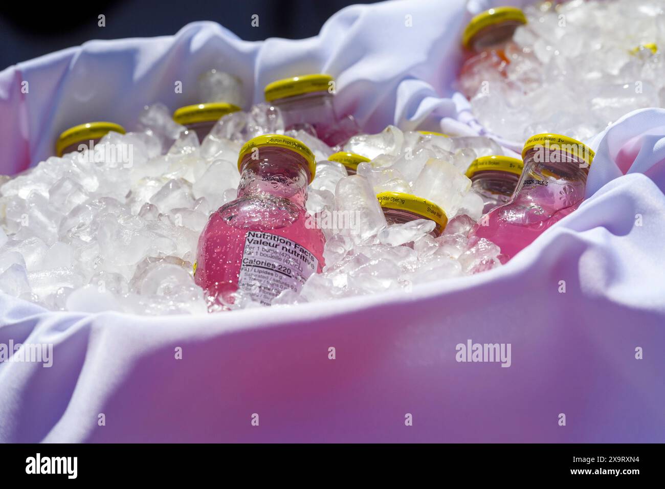 Eiskalte Getränke in Flaschen in einem Eiskübel Stockfoto