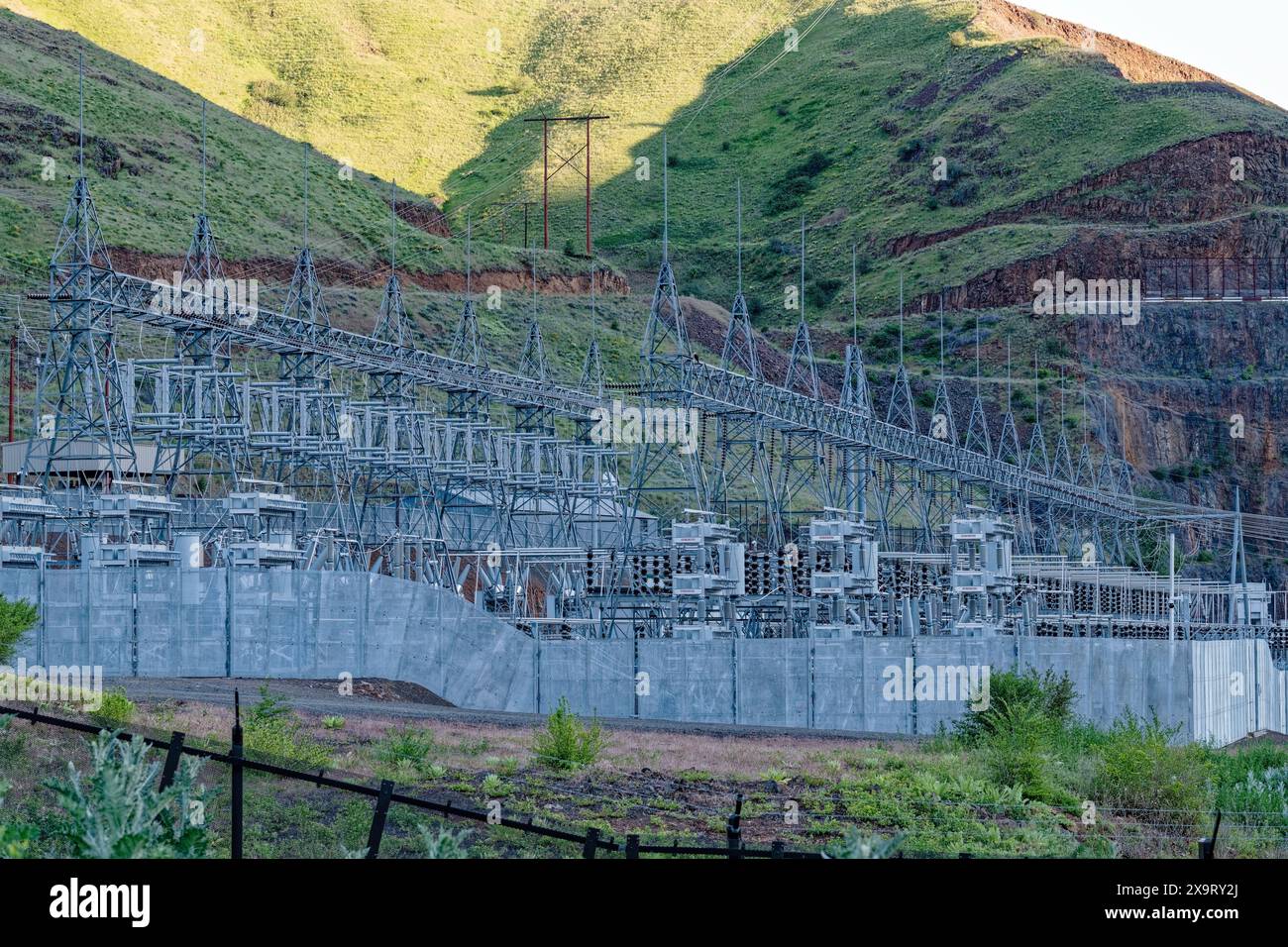 Die Stromverteilungstransformatoren am Brownlee Dam in Hells Canyon, Idaho, USA Stockfoto