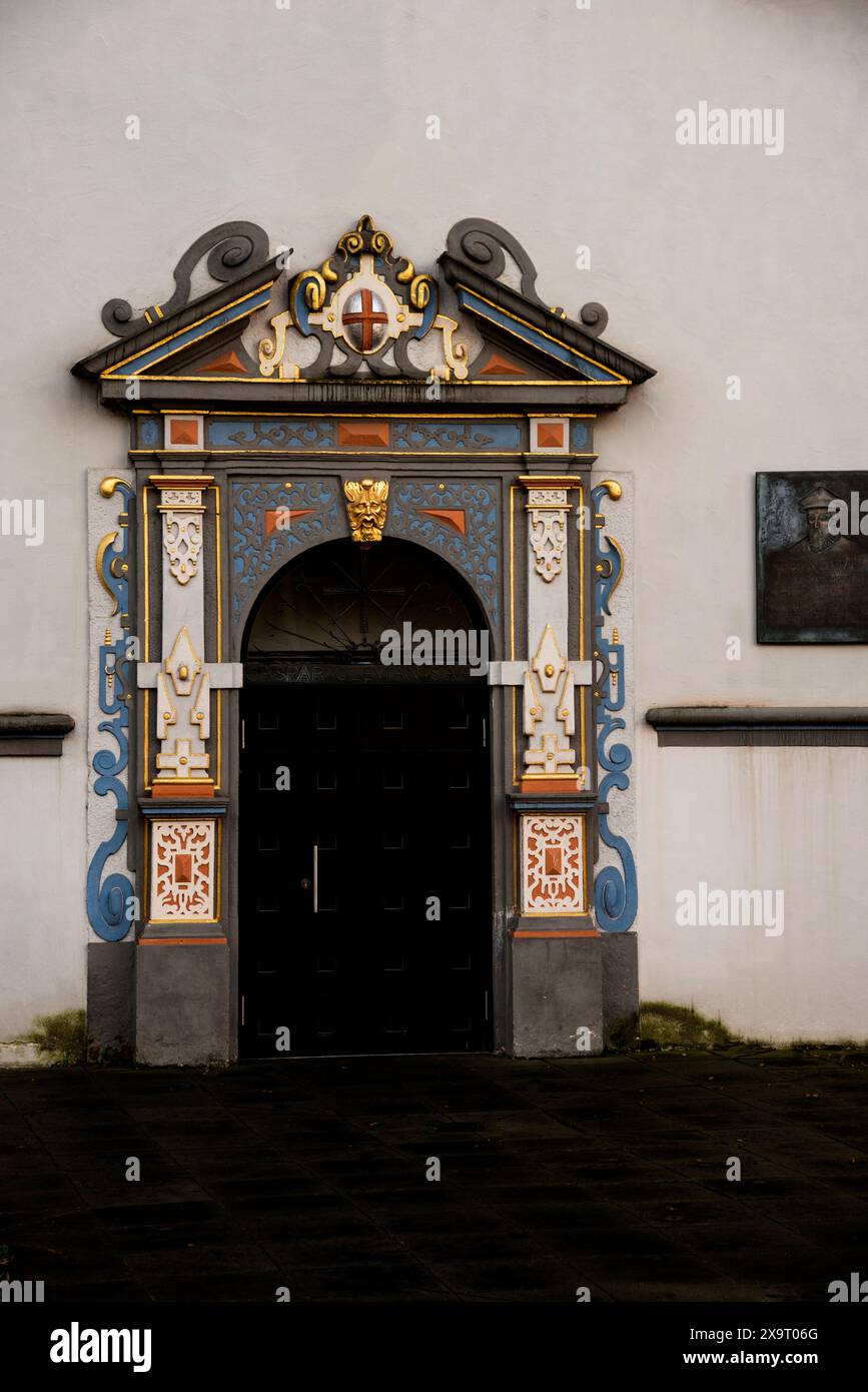 Spätbarockes Tor des Kurfürstlichen Schlosses in Trier. Stockfoto