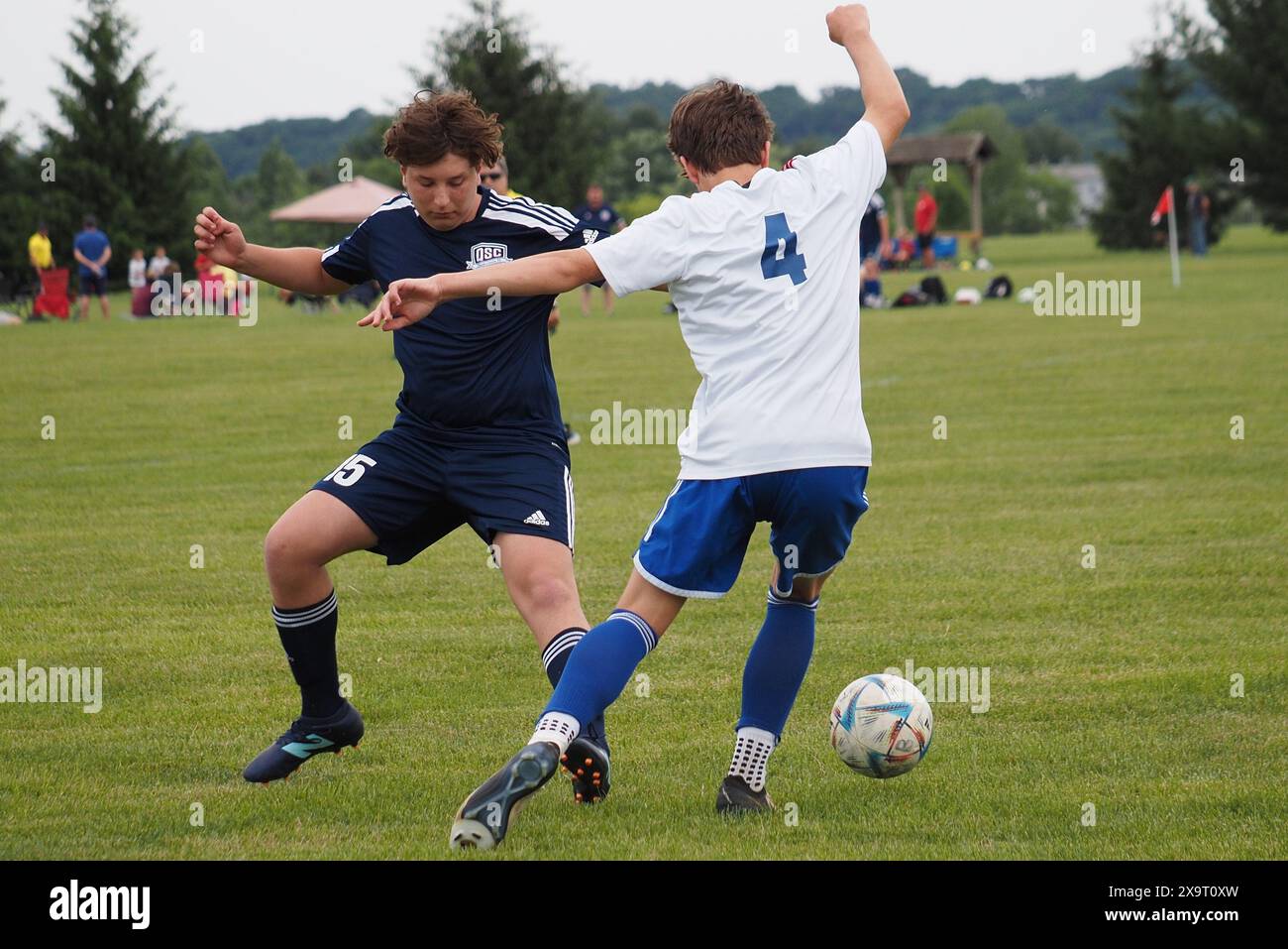 Es gibt eine Menge Action im Jugendfußballspiel. Stockfoto