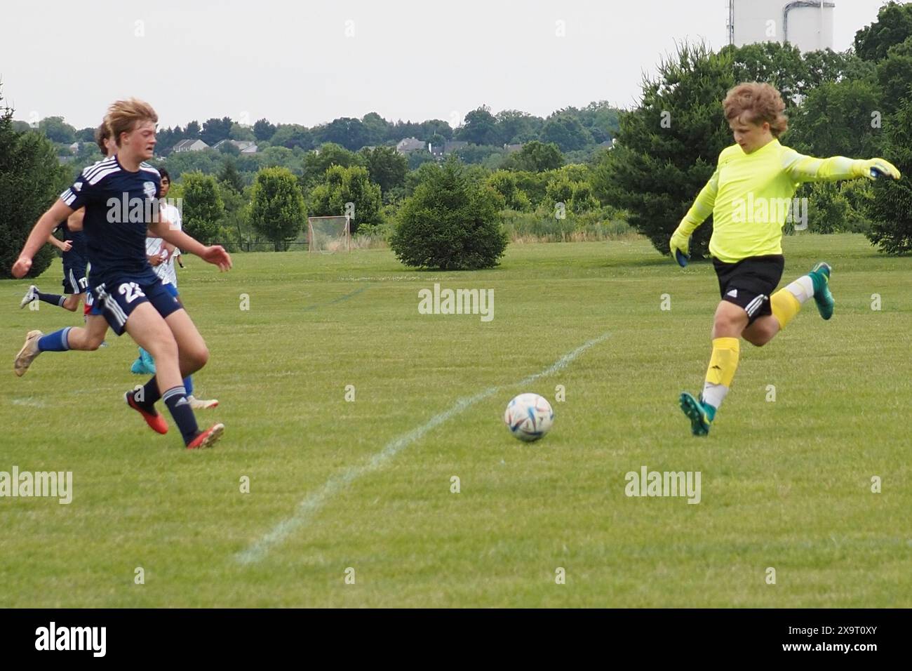 Es gibt eine Menge Action im Jugendfußballspiel. Stockfoto