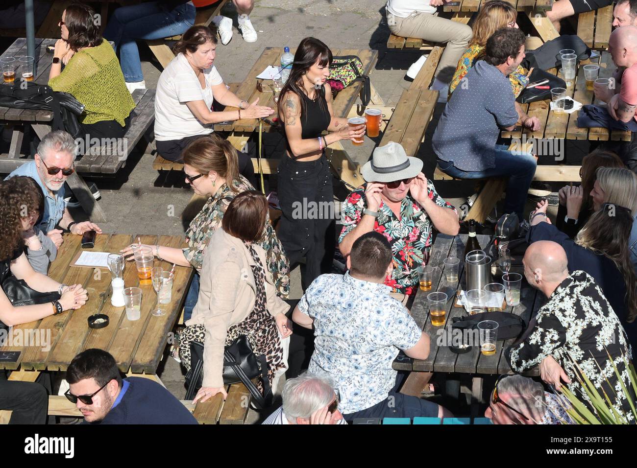 Leute, die in einem Pub-Garten in Brighton trinken Stockfoto