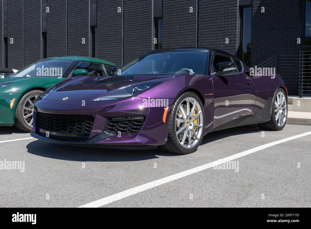 Indianapolis - 30. Mai 2024: Lotus Evora GT wird in einem Händlerbetrieb ausgestellt. Lotus bietet den Evora GT mit einem 3,5-l-V6-Kompressormotor an. MEIN:2021 Stockfoto