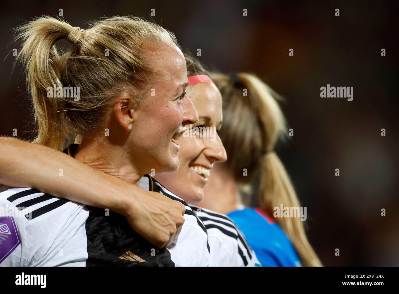 Bochum, Fussball, Frauen, UEFA Women's Nations League Div A, 2023/2024, Deutschland : Insel 4-0 26. September 2023 Vonovia Ruhrstadion in Bochum Lea SCHÜLLER (DE) li.- freut sich über ihren Treffer zum 3-0 Foto: Norbert Schmidt, Düsseldorf Stockfoto