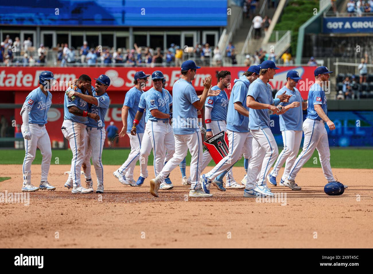 Kansas City, MO, USA. Juni 2024. Die Spieler der Kansas City Royals feiern ihren Sieg gegen die San Diego Padres im Kauffman Stadium in Kansas City, MO. David Smith/CSM (Credit Image: © David Smith/Cal Sport Media). Quelle: csm/Alamy Live News Stockfoto