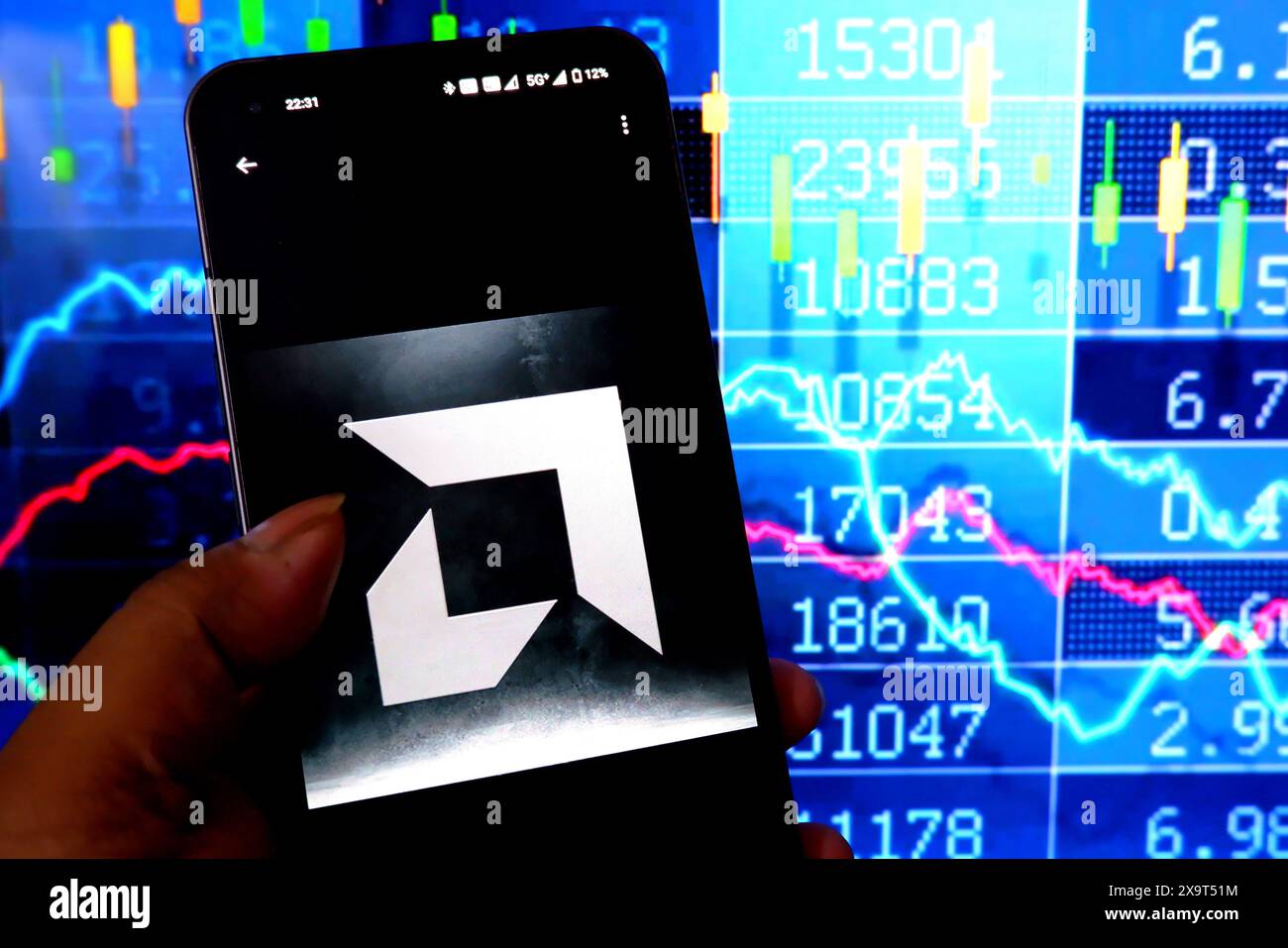In dieser Abbildung wird ein AMD-Logo auf einem Smartphone angezeigt. Stockfoto