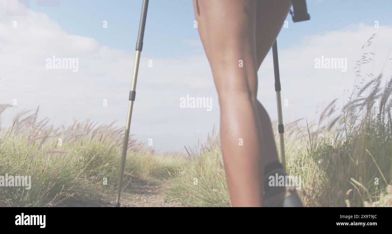 Bild des Unabhängigkeitstags über birassisches Frauenwandern Stockfoto Bild des Unabhängigkeitstags über birassisches Frauenwandern Stockfoto