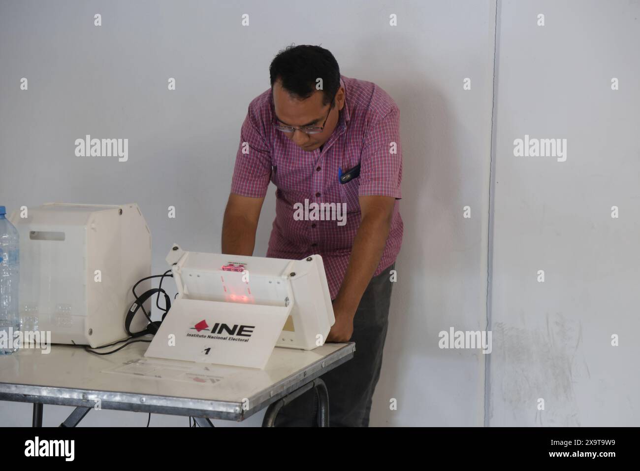 Mexiko-Stadt, Mexiko. Juni 2024. Ein mexikanischer Staatsbürger, der seine Stimme bei den Parlamentswahlen 2024 in Mexiko abgab. Tausende mexikanischer Bürger gehen zu Wahllokalen im ganzen Land, um ihre Stimme abzugeben. Am 2. Juni 2024 in Mexiko-Stadt. (Foto: Ismael Rosas/ Credit: Eyepix Group/Alamy Live News Stockfoto