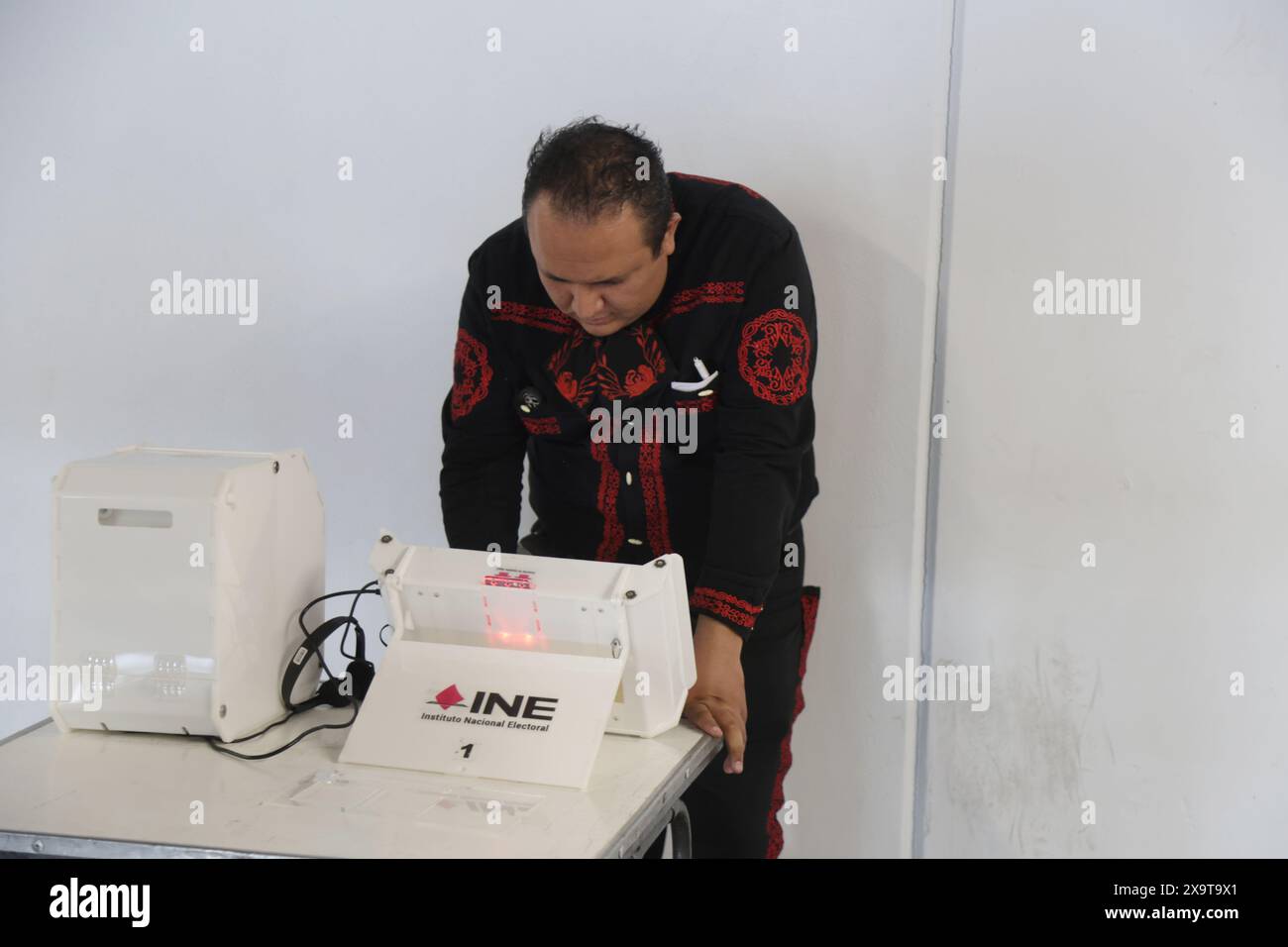 Mexiko-Stadt, Mexiko. Juni 2024. Ein mexikanischer Staatsbürger, der seine Stimme bei den Parlamentswahlen 2024 in Mexiko abgab. Tausende mexikanischer Bürger gehen zu Wahllokalen im ganzen Land, um ihre Stimme abzugeben. Am 2. Juni 2024 in Mexiko-Stadt. (Foto: Ismael Rosas/ Credit: Eyepix Group/Alamy Live News Stockfoto