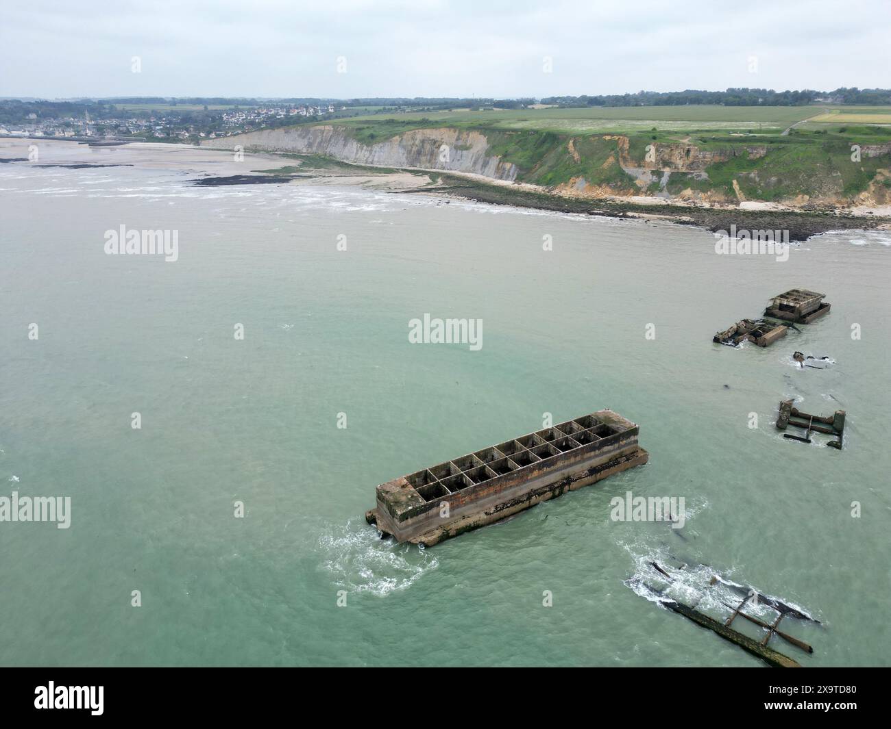 Blick aus der Vogelperspektive auf Mulberry Harbour B in Arromanches-les-Bains, Frankreich Stockfoto