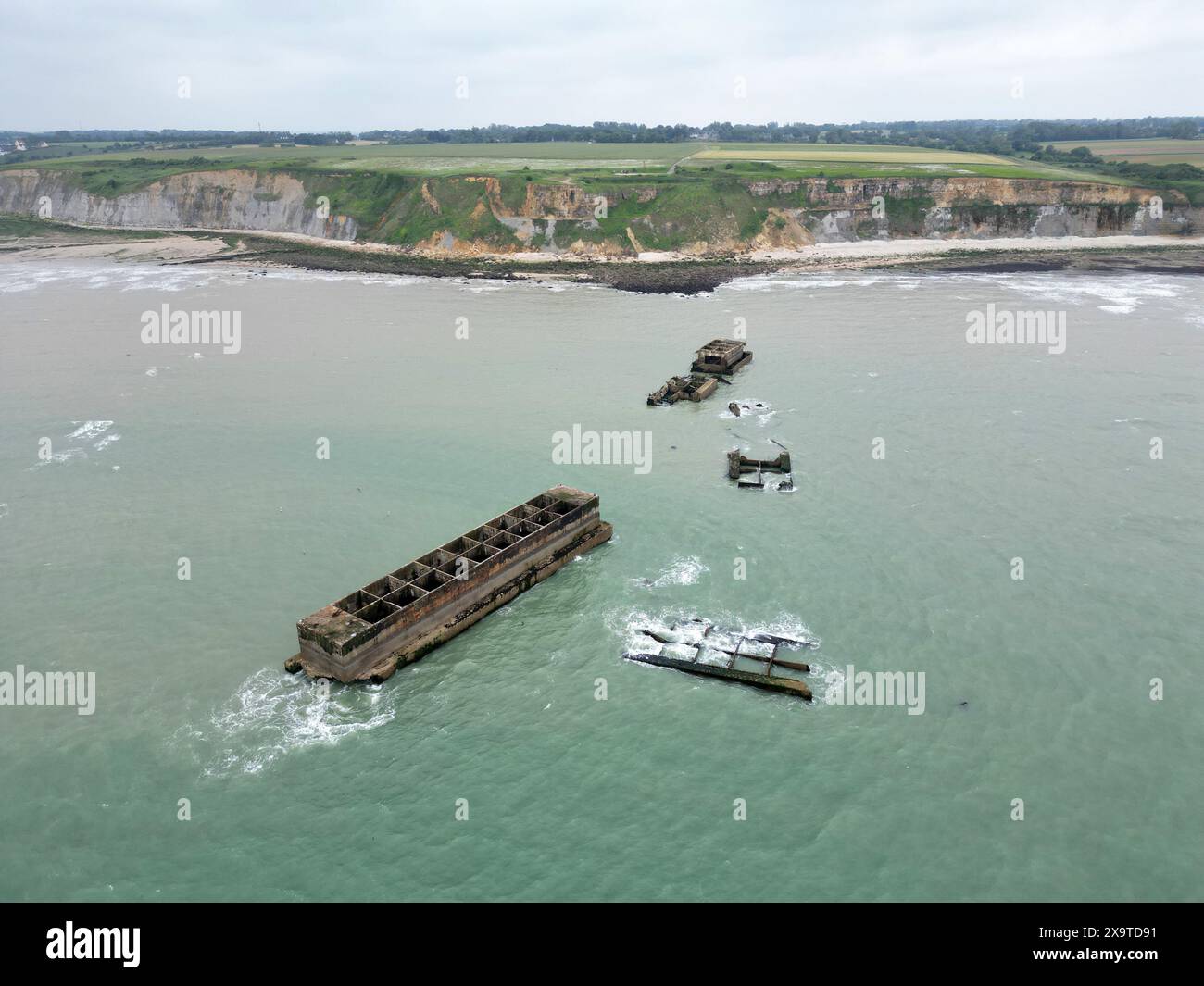 Blick aus der Vogelperspektive auf Mulberry Harbour B in Arromanches-les-Bains, Frankreich Stockfoto