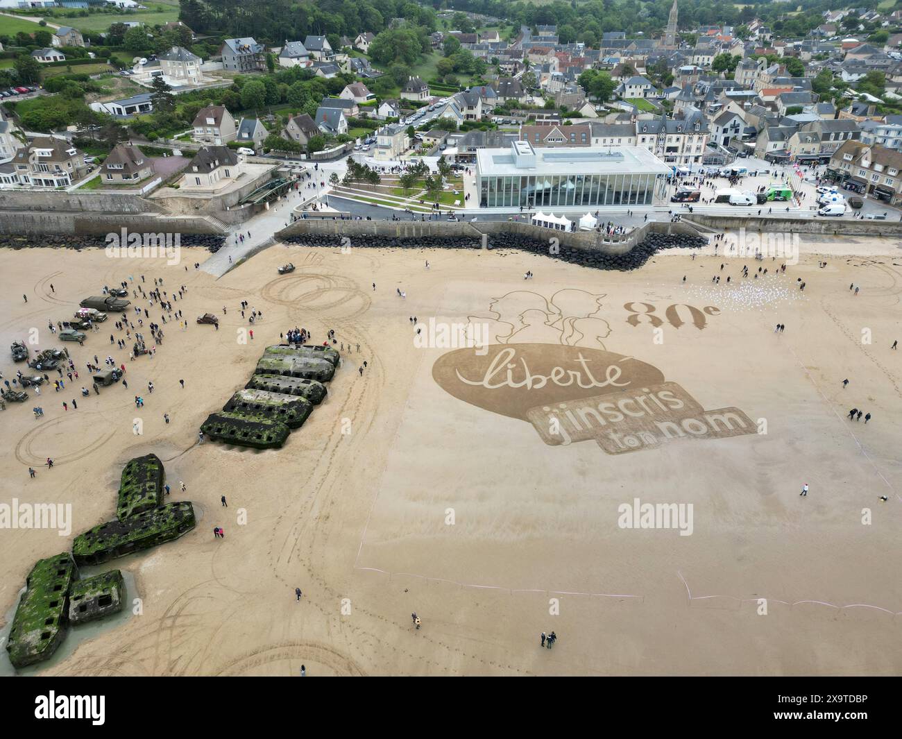 Blick aus der Vogelperspektive auf Mulberry Harbour B in Arromanches-les-Bains, Frankreich Stockfoto